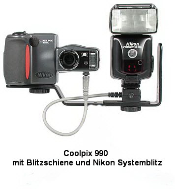 Nikon Coolpix 990 mit Blitzschiene und Blitz