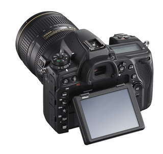 Nikon D-780 Rückansicht mit Klappdisplay